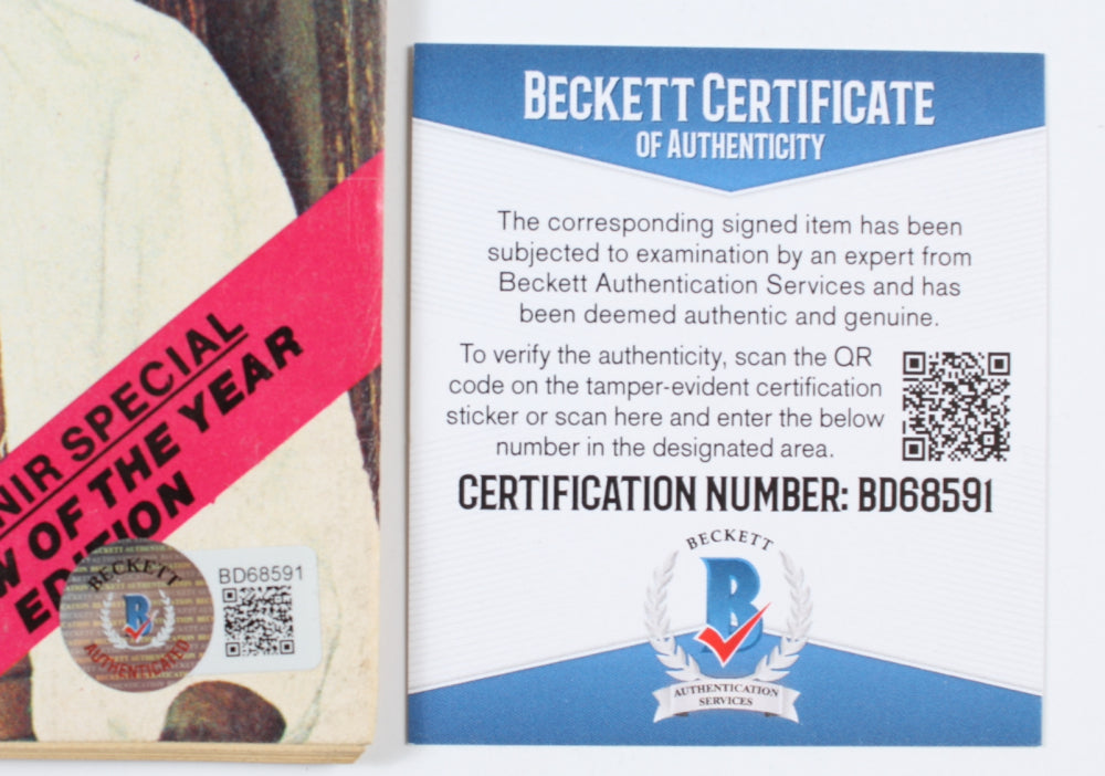 Roberto Duran Signed 1977 Boxing Illustrated Magazine (Beckett)