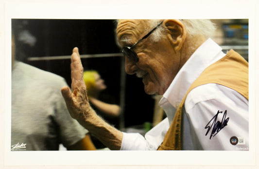 Stan Lee Signed Comic Con 11x17 Photo (Beckett)