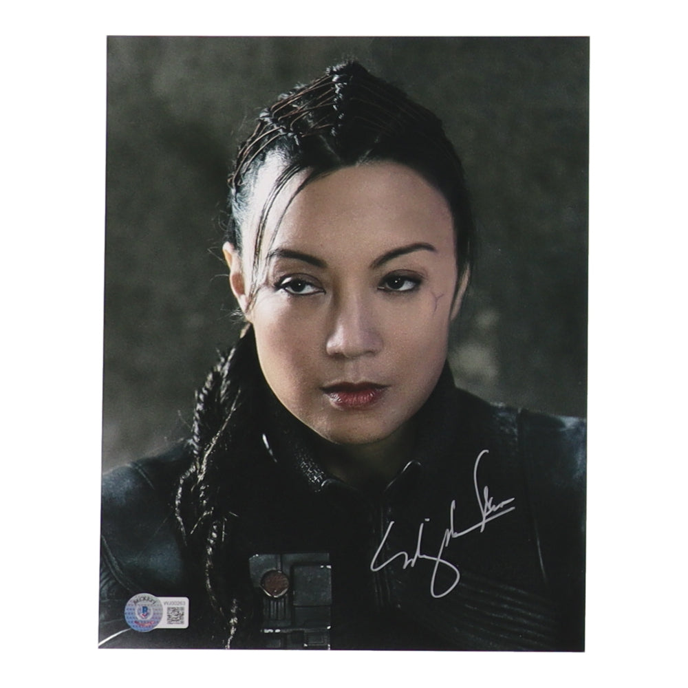 Temuera Morrison & Ming Na Wen Signed (Beckett) "The Book of Boba Fett" 8x10 Photo - Beckett Witnessed