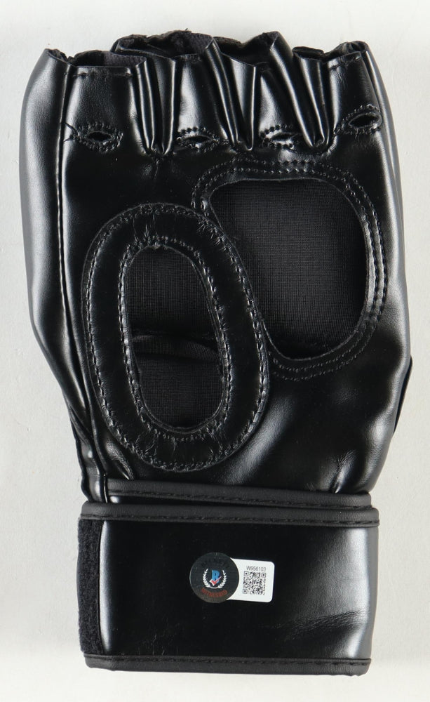 Uros Medic Signed UFC Glove (Beckett) - Beckett Witnessed