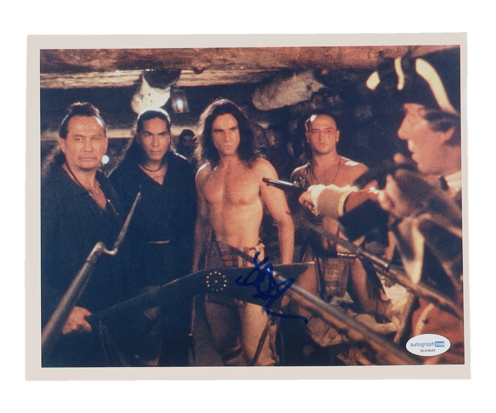 Daniel Day-Lewis Signed (ACOA) "The Last of the Mohicans" 8x10 Photo - Nathaniel "Hawkeye" Poe