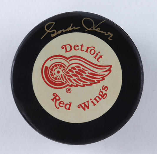 Gordie Howe Signed Red Wings Logo Hockey Puck (UDA COA)