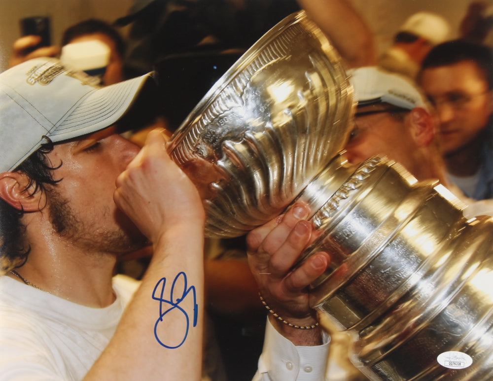 Sidney Crosby Signed Penguins 11x14 Photo (JSA COA)