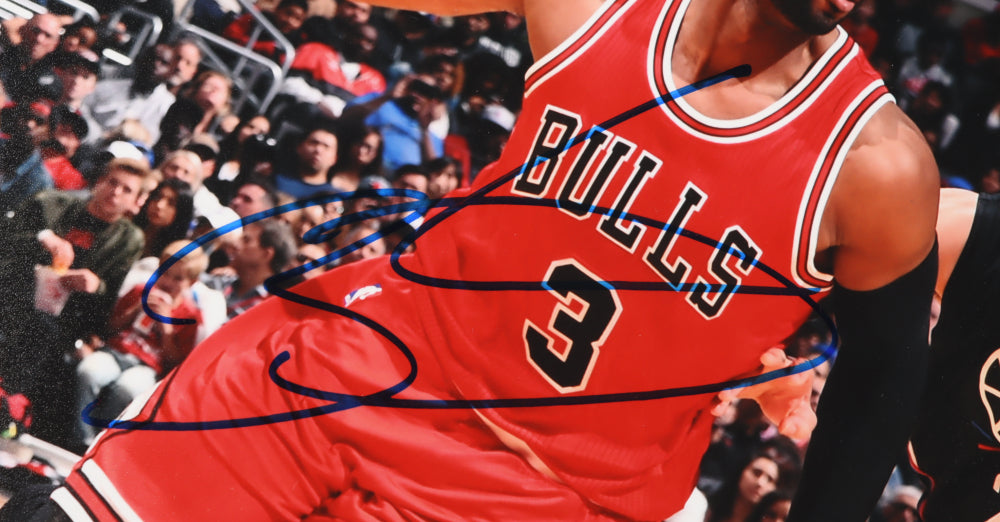 Dwayne Wade Signed Bulls 11x14 Photo (JSA COA)