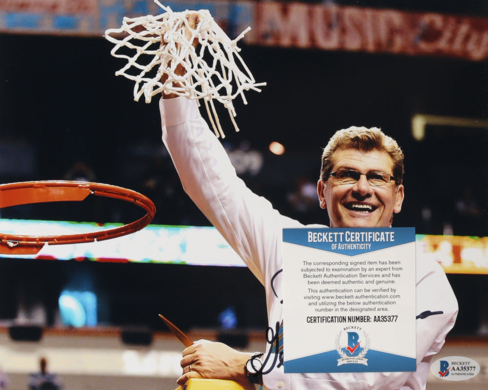 Geno Auriemma Signed (Beckett COA) UConn Huskies 8x10 Photo Inscribed "Best Wishes"