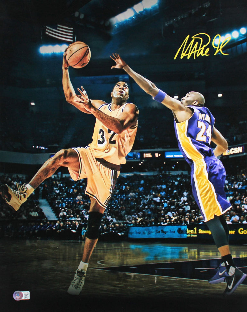 Magic Johnson Signed Lakers 16x20 Photo (Beckett)