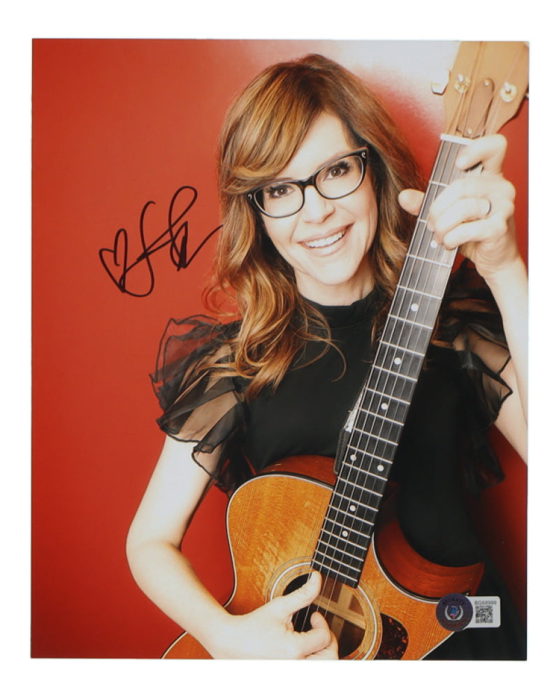 Lisa Loeb Signed 8x10 Photo (Beckett)